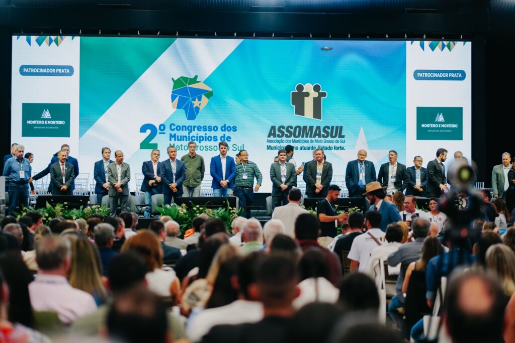 Assomasul entrega medalhas de honra ao mérito municipalista a líderes do MS Assomasul entrega medalhas de honra ao mérito municipalista a líderes do MS