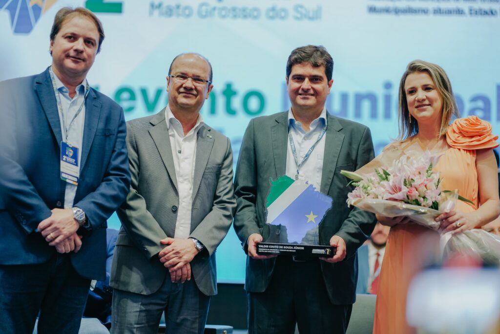 Assomasul entrega medalhas de honra ao mérito municipalista a líderes do MS Assomasul entrega medalhas de honra ao mérito municipalista a líderes do MS