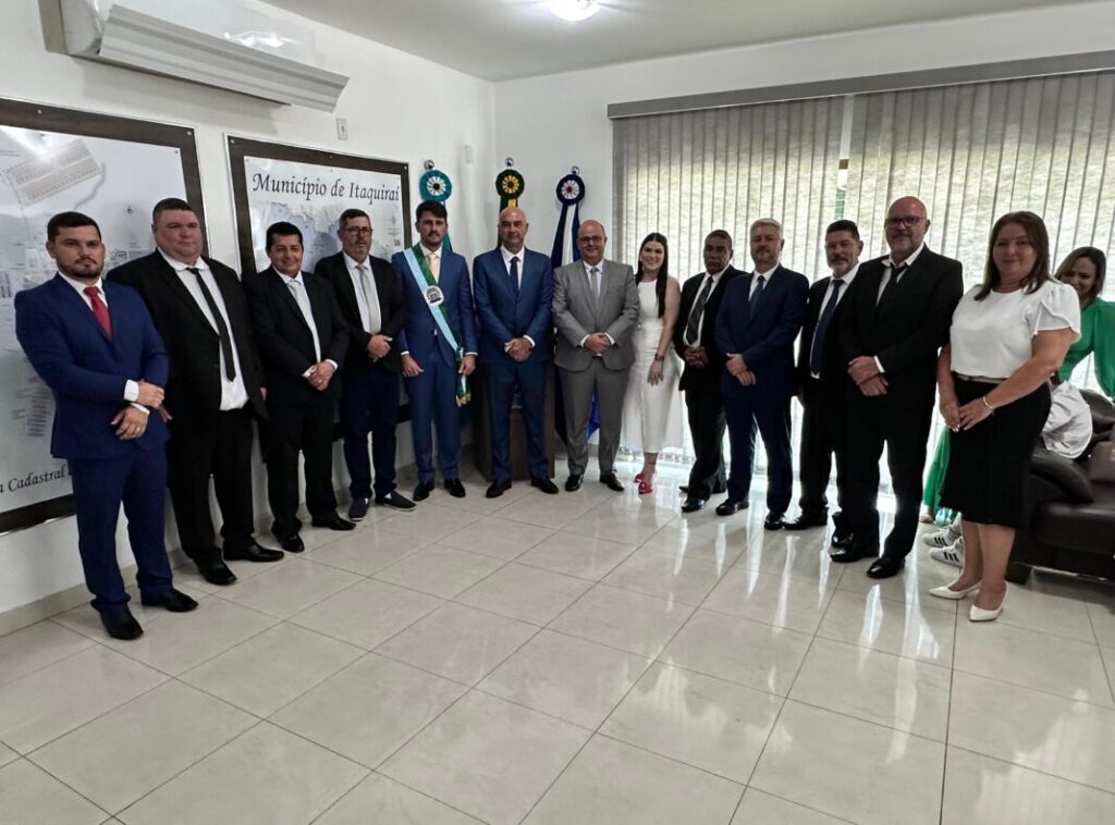 Prefeito reeleito Thalles Tomazelli, vice-prefeito Dr. Bruno são empossados em Itaquiraí Prefeito reeleito Thalles Tomazelli, vice-prefeito Dr. Bruno são empossados em Itaquiraí
