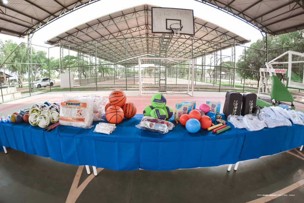 VILA OLÍMPICA - Prefeitura entrega mais de 3 mil itens para projetos esportivos VILA OLÍMPICA - Prefeitura entrega mais de 3 mil itens para projetos esportivos
