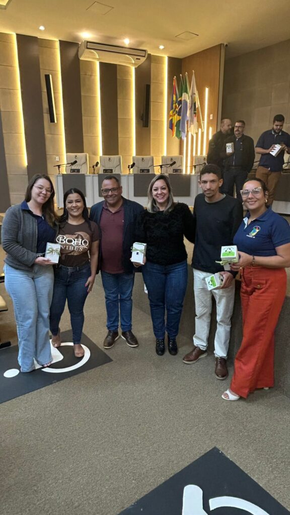 Projeto Câmara Sustentável – Vereadores e servidores recebem canecas reutilizáveis Projeto Câmara Sustentável – Vereadores e servidores recebem canecas reutilizáveis