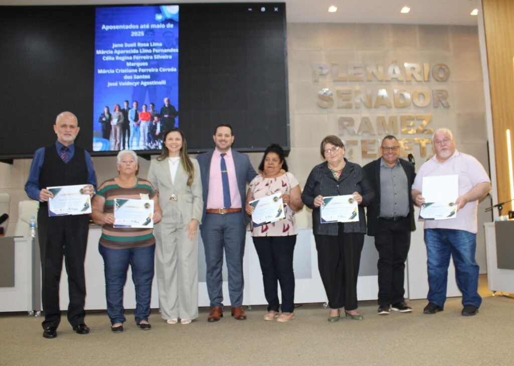 Em Sessão Solene Câmara presta homenagem aos servidores aposentados Em Sessão Solene Câmara presta homenagem aos servidores aposentados