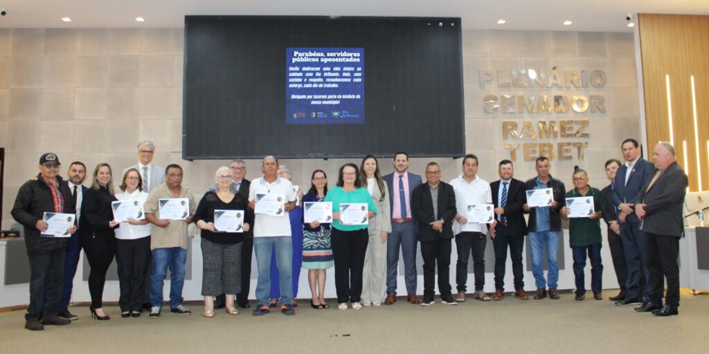 Em Sessão Solene Câmara presta homenagem aos servidores aposentados Em Sessão Solene Câmara presta homenagem aos servidores aposentados