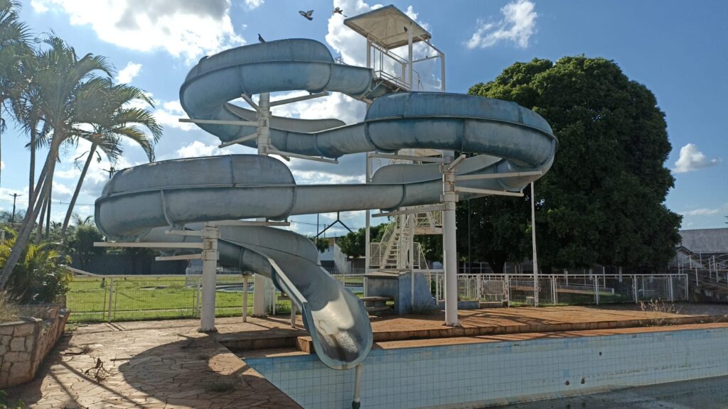 Prefeitura de Paranaíba (MS) leiloa caminhões, ônibus, utilitários e até um toboágua