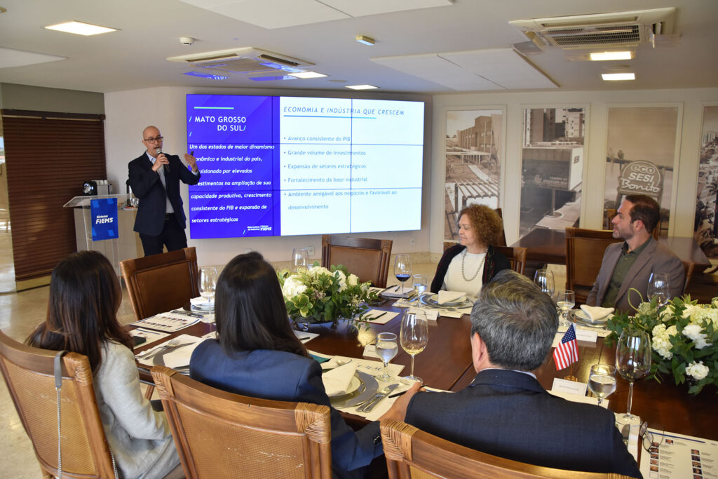 Fiems reúne empresários em encontro com cônsul-geral dos Estados Unidos Fiems reúne empresários em encontro com cônsul-geral dos Estados Unidos
