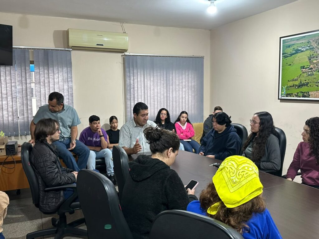 Estudantes universitários procuram a Câmara Municipal em busca de apoio para garantir transporte