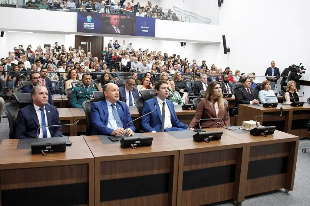 Empresário Valdir Zorzo recebe Comenda do Mérito Legislativo Ueze Elias Zahran. Empresário Valdir Zorzo recebe Comenda do Mérito Legislativo Ueze Elias Zahran.