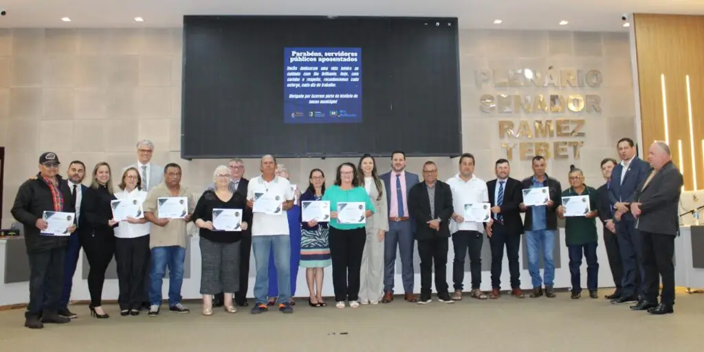 Em Sessão Solene Câmara presta homenagem aos servidores aposentados Em Sessão Solene Câmara presta homenagem aos servidores aposentados