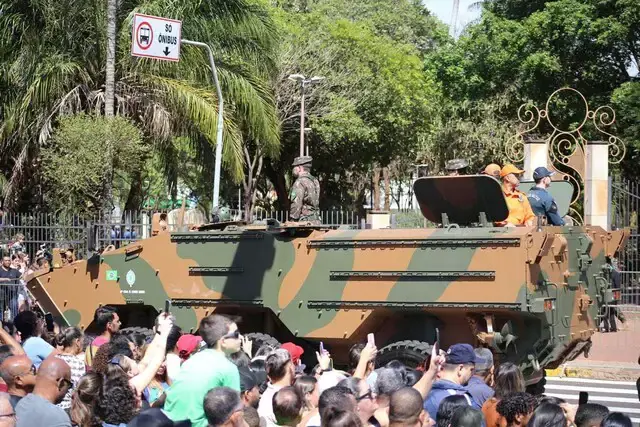 De novo sem aviões, desfile de Independência reúne 14 mil pessoas na Capital De novo sem aviões, desfile de Independência reúne 14 mil pessoas na Capital